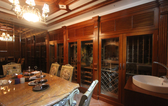 為福州（zhōu）名城地產董事長定製定（dìng）做酒櫃